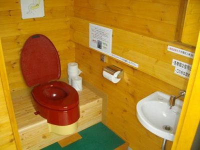 女性用トイレ内 し尿を分離する便器
